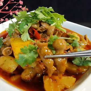 Intestino con patatas guisada