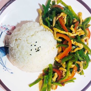 Cerdo Con Pimiento Verde y Arroz