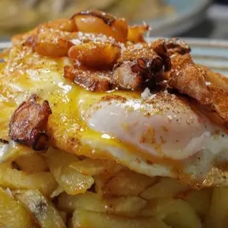 Cazuela papas pobre y pulpo plancha con huevo frito