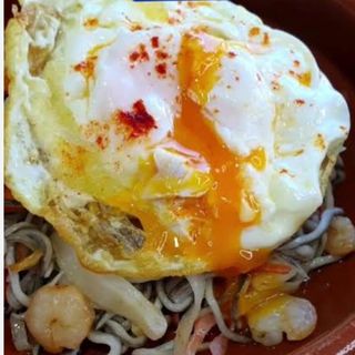 Cazuela papas pobre y gulas al ajillo