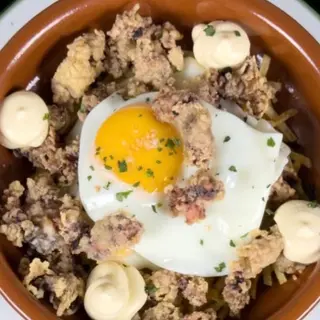 Puntillas fritas con asadillo de pimientos y huevo frito