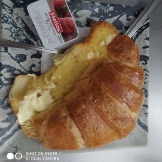 Croissant Con Mantequilla y Mermelad De Fresa