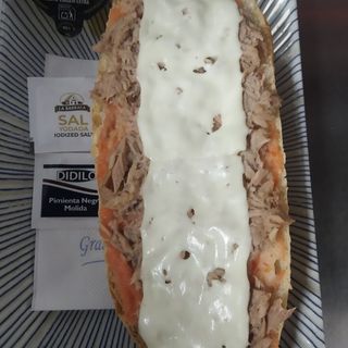 1/2 Tostada De Atún Y Queso Fundido