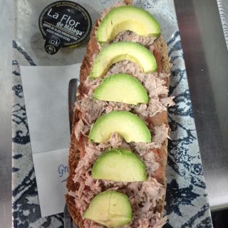 1/2 Tostada De Atún Con Aguacate
