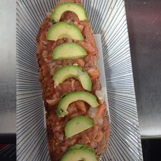 1/2 Tostada De Ahumados Con Aguacate