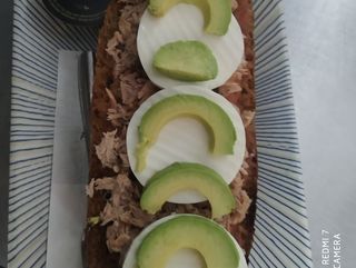 1/2 Tostada De Atún Queso Fresco Y Aguacate