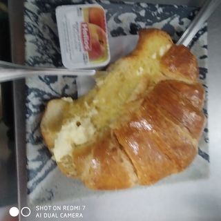 Croissant Con Mantequilla y Mermelada De Melocotón
