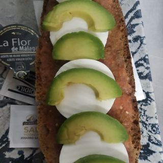1/2 Tostada De Queso Fresco y Aguacate
