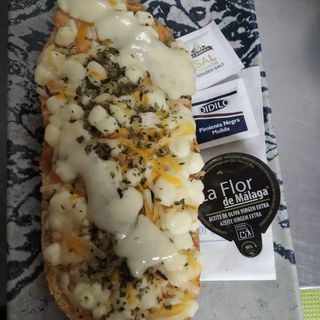 1/2 Tostada De 4 Quesos