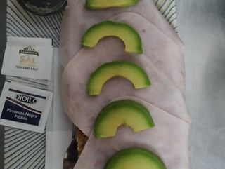 1/2 Tostada De Pechuga De Paco Y Aguacate