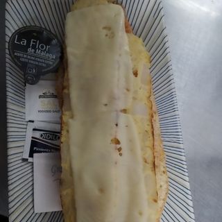 1/2 Tostada De Tortilla De Patatas Casera y Queso Fundido