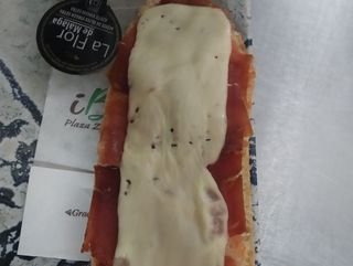 1/2 De Jamón Serrano Y Queso Fundido