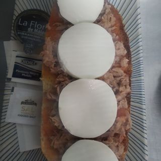 1/2 Atún Y Queso Fresco