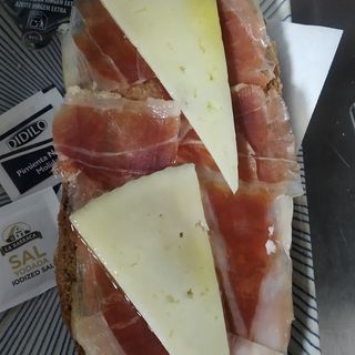 1/2 Tostada De Jamón Serrano y Queso Manchego