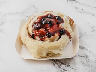 Cinnamon Roll De Frutos Del Bosque