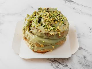 Cinnamon Roll De Pistacho
