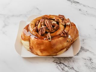 Cinnamon Roll De Carmelo Salado & Pacanas