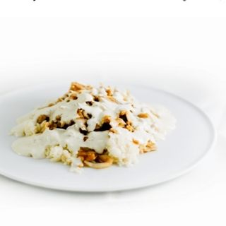 Plato de arroz basmati y salsa