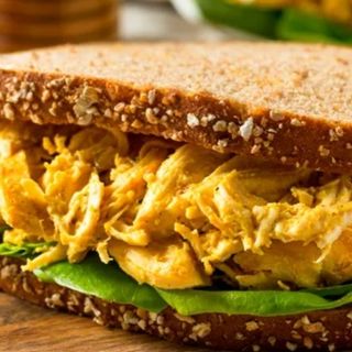 Montadito de pechuga de curry