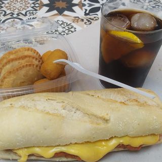 Pack Noche en Casa · Especial Delivery (1 bocadillo a elegir + 1 fritura o ensaladilla + 1 bebida)