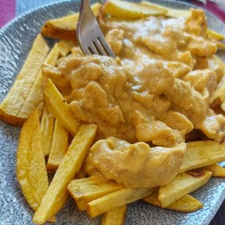 Pollo con salsa de mostaza y patatas fritas