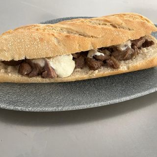 Bocadillo de carrillada al oloroso y crema de queso