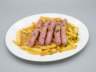 Salchichas guisadas al vino con patatas caseras