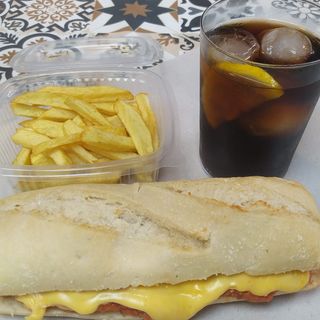 Pack Exprés · Bocadillo premium, Patatas Caseras y Bebida