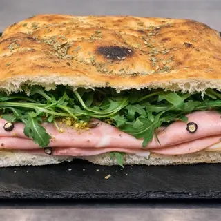 Mega focaccia de salame piccante