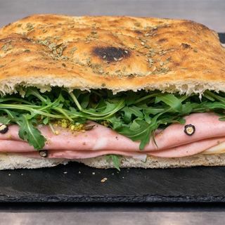 Mega focaccia de atún