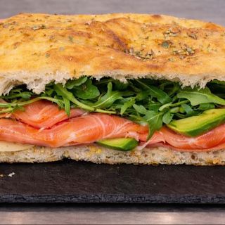 Mega focaccia con salmón