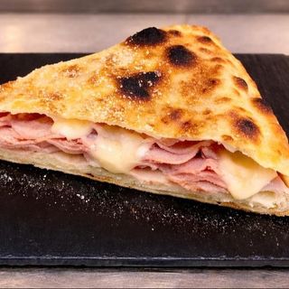 Crostino o focaccia de salami picante