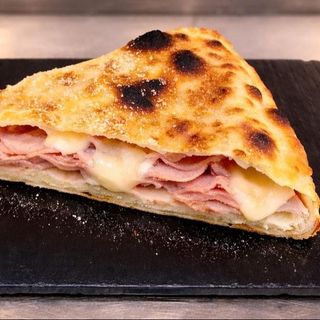 Crostino o focaccia de tomate y pesto