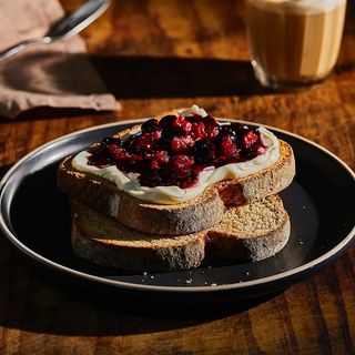 Tostada con queso crema y mermelada