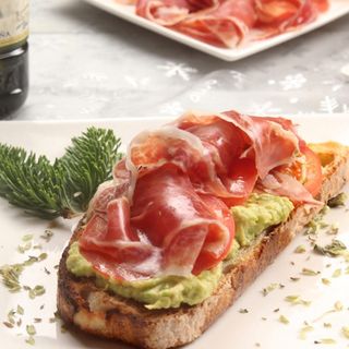 Tostada con jamón y aguacate