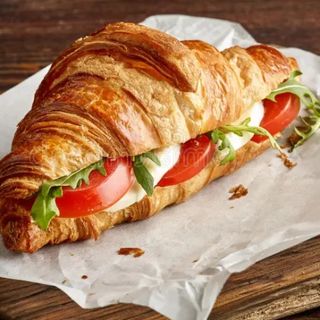 Croissant con tomate y mozzarella