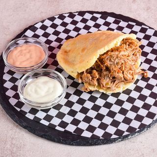 Arepa carne mechada