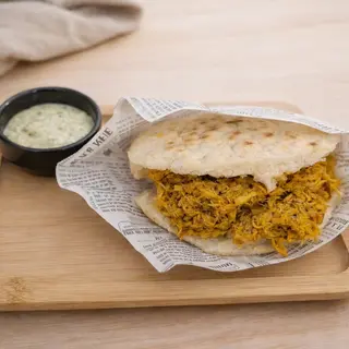 Arepa de Pollo desmechado