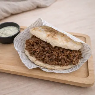 Arepa de Carne mechada