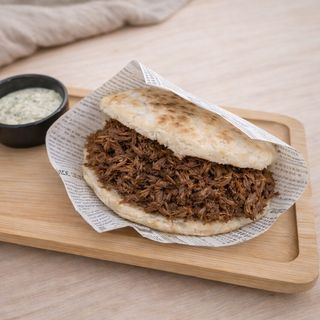 Arepa de Carne mechada