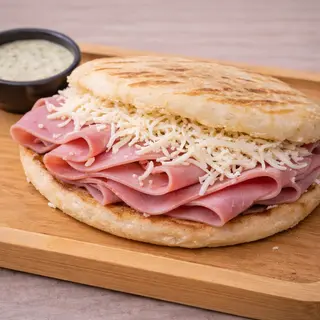 Arepa de Jamón y queso blanco rallado