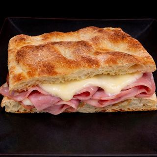 Focaccia de jamón y queso