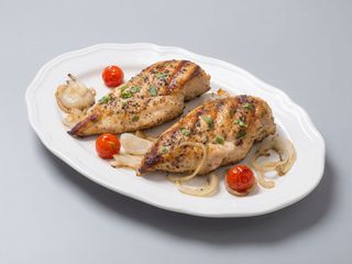 Pechuga De Pollo Con Papas Y Ensalada