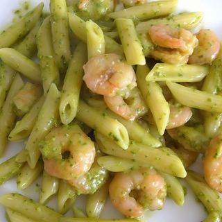 Macarrones con gambas y pesto
