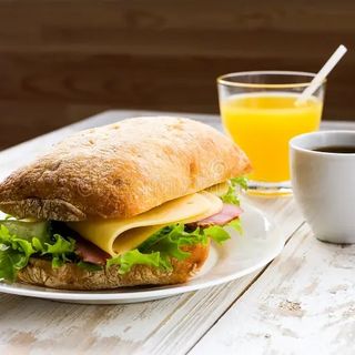 oferta café o refresco/Zumo +  bocadillo frio