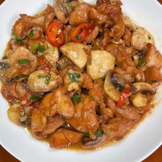 Pollo con champiñones蘑菇炒鸡肉