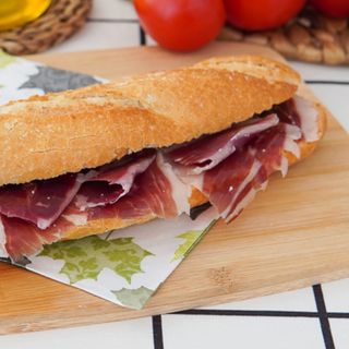 Bocadillo de jamón con tomate