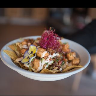 Nachos de salmón tempura