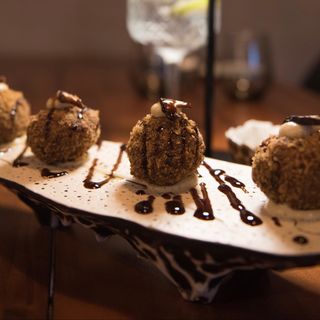 Croquetas de bechamel de shiitake y trufa negra