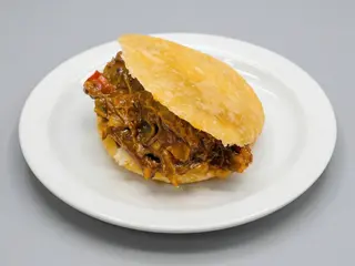 Arepa De Carne Mechada (1 Ud.)